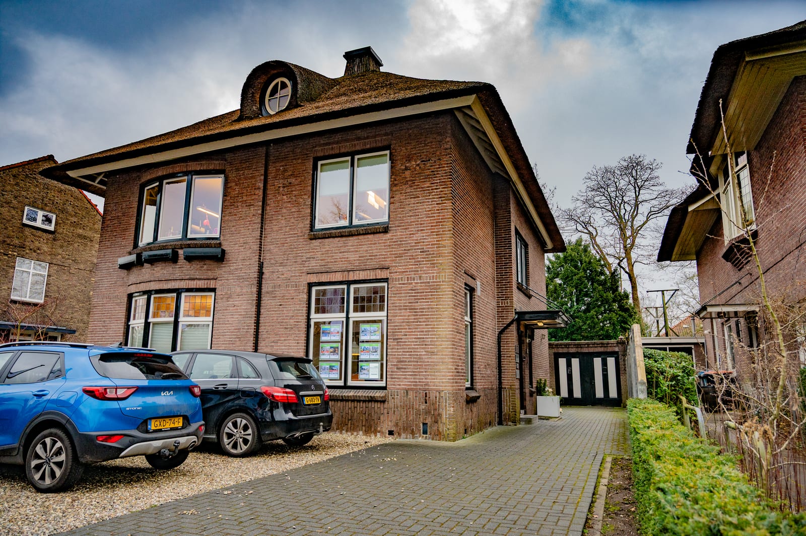 Man op elektrische driewielfiets in een groen landschap