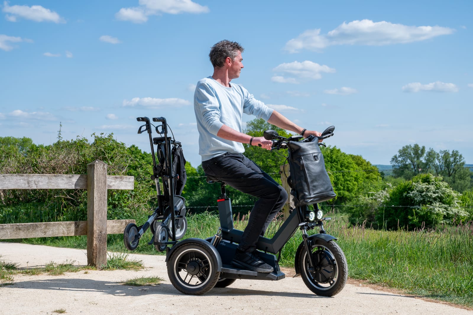 Elektrische driewielfiets met gebruiker in buitenomgeving